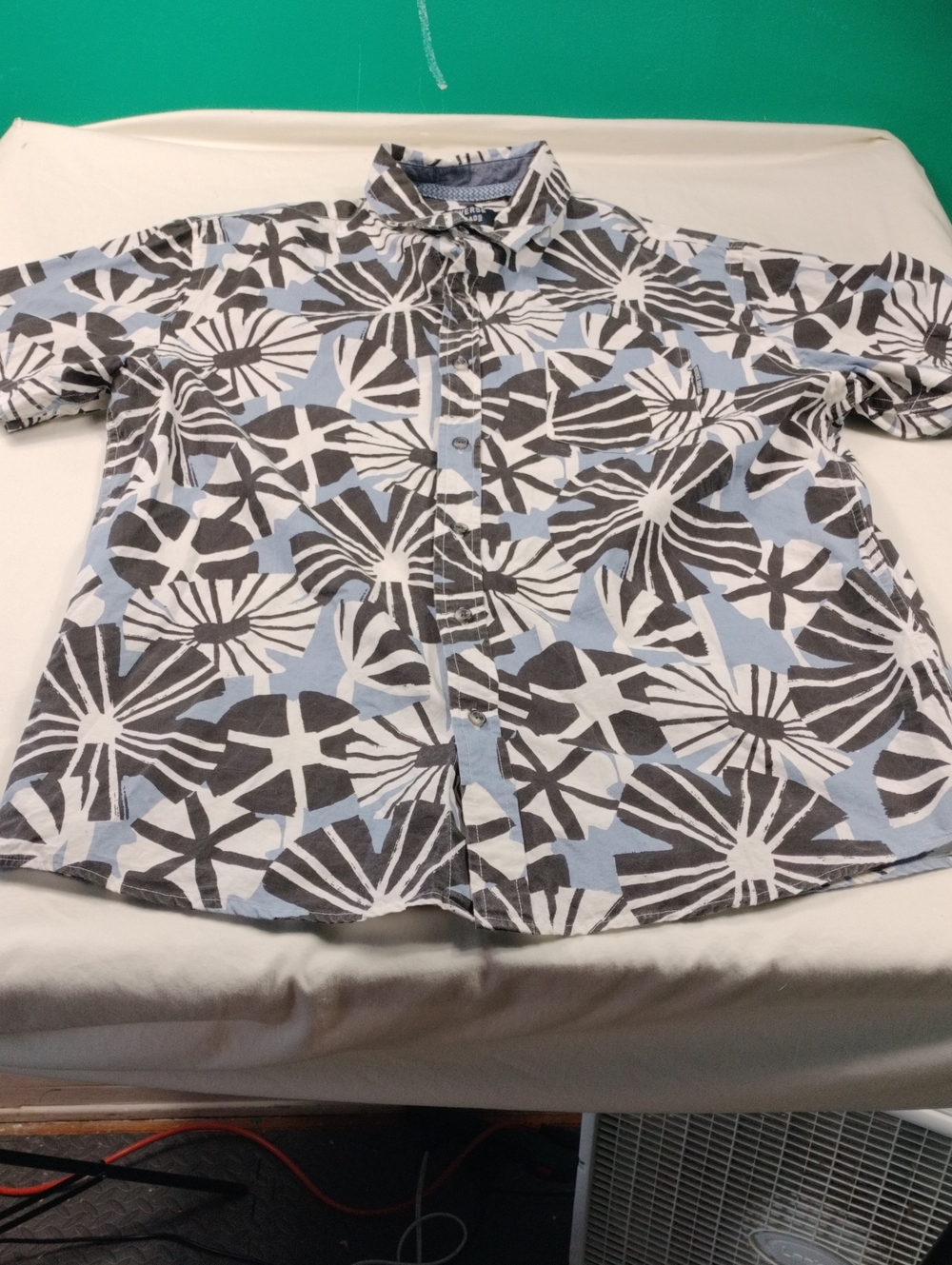 Reverse Threads Men's Short Sleeve Button Up Shirt Size Large